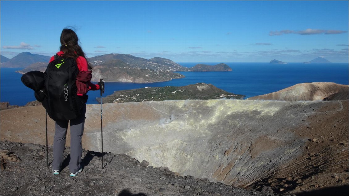 La vue vers Lipari, Salina, Panarea et tout à droite le Stromboli et son panache de fumée