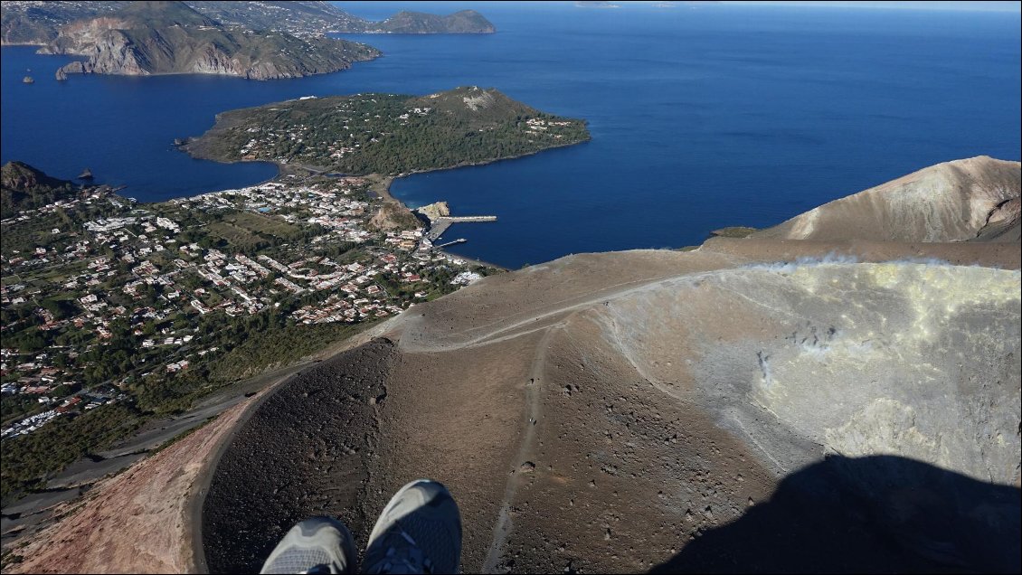 En vol au-dessus du cratère de Vulcano