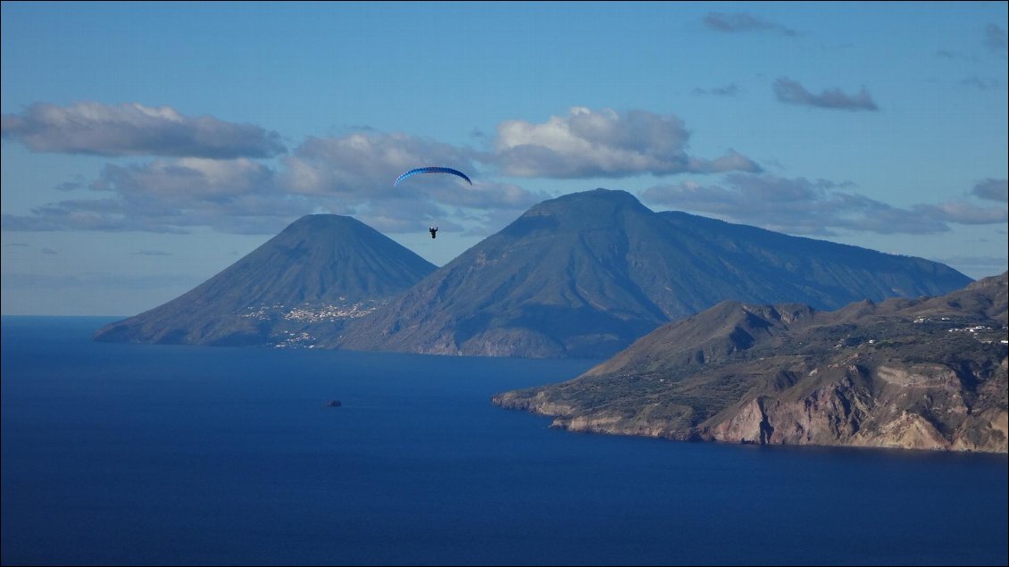 Salina et Lipari en toile de fond