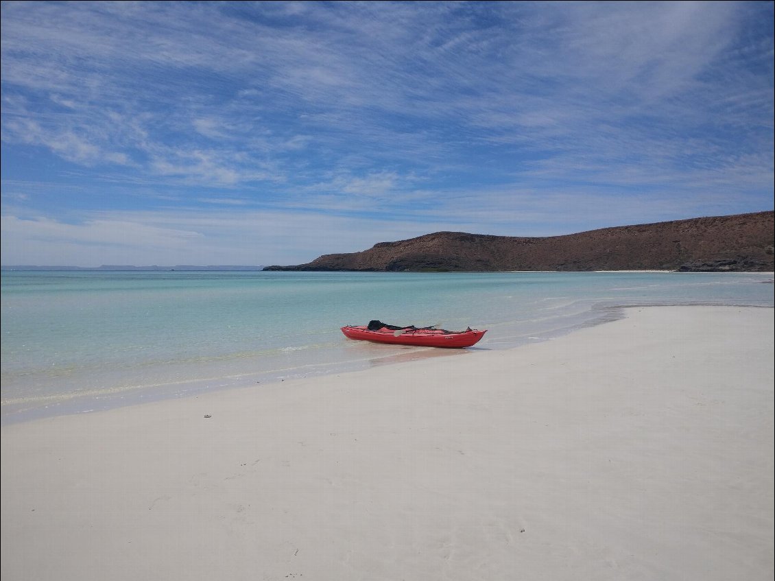 Avec la très faible profondeur, la mer se retire de plusieurs centaines de mètres à marée basse. Pas l'idéal pour le stop bivouac. Je vais me rabattre sur une micro plage à l'entrée de la baie.