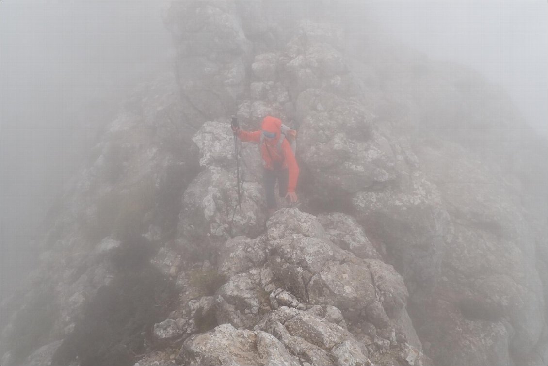 Sur la crête sommitale en plein vent