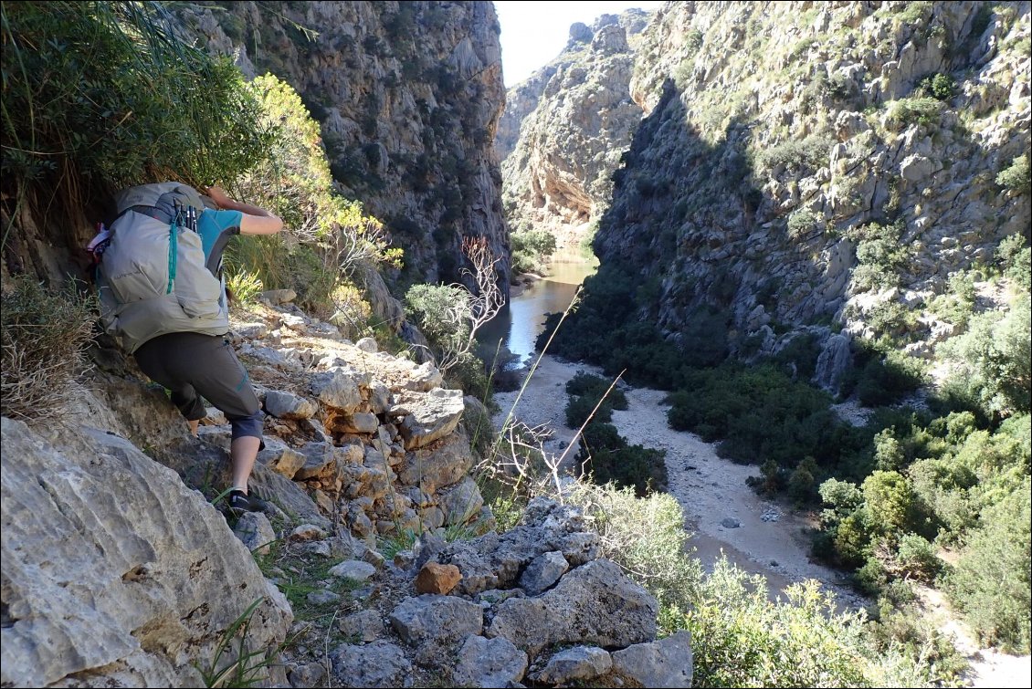 Nous avons déniché (sur des fonds de carte Open Street Map) un petit sentier qui s'élève au-dessus du canyon.
Il est parfois un peu effondré et un peu dur à trouver au milieu des herbes hautes (présence de kairns), mais très beau !