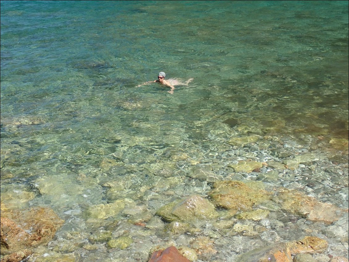 Baignade à la cala Tuente