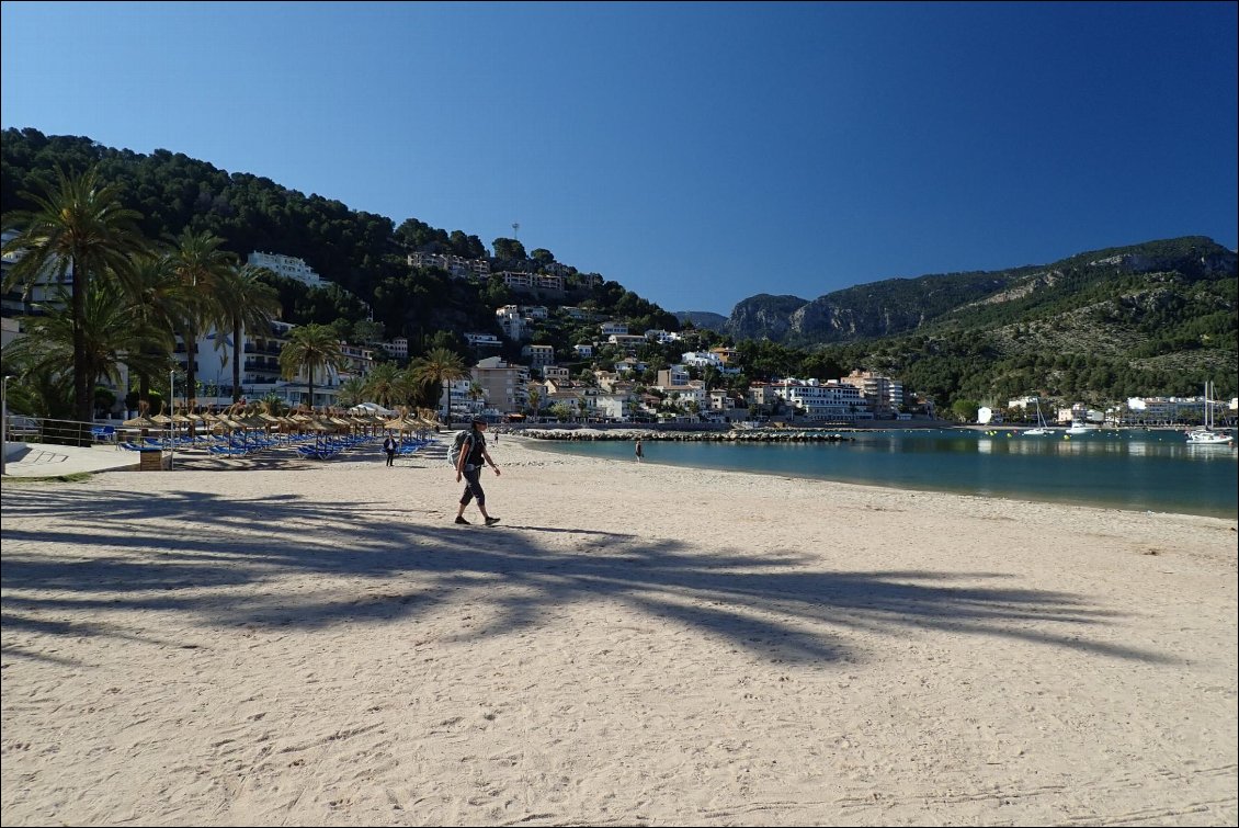 Port de Soller, village touristique mais qui reste très sympa.
Dans les petites rues, nous sommes passés devant une boulangerie d'où émanait une odeur de pain chaud : ces petits moments où nous nous plaisons à penser au plaisir que nous aurons à retrouver les aliments dans quelques jours !