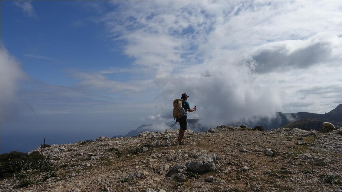 On n'est qu'en milieu de matinée et déjà les nuages se forment sur les montagnes, bientôt le Puig Major sera caché.