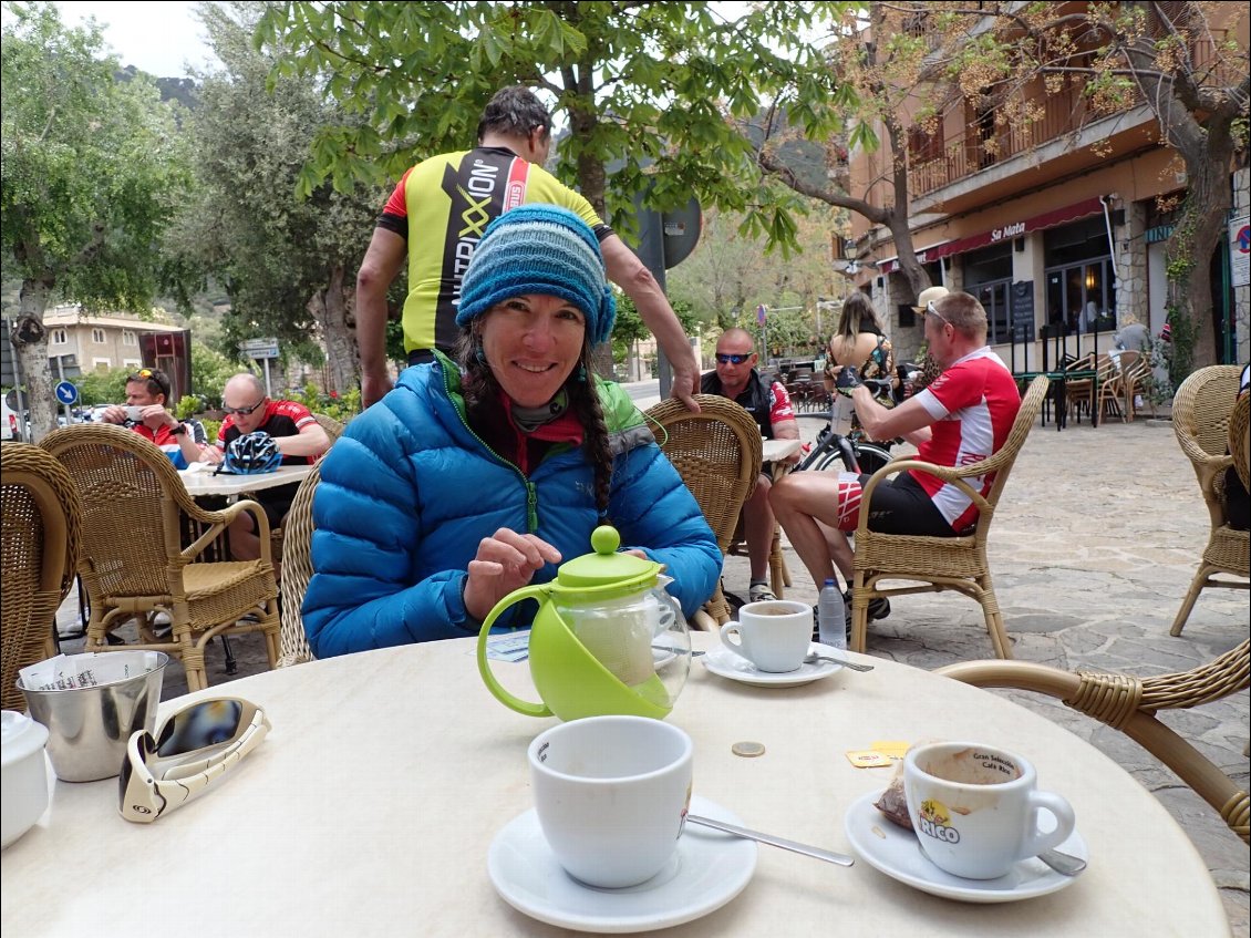 Arrivée à Valldemossa vers 13h, thé et café :-), c'est la fête !!