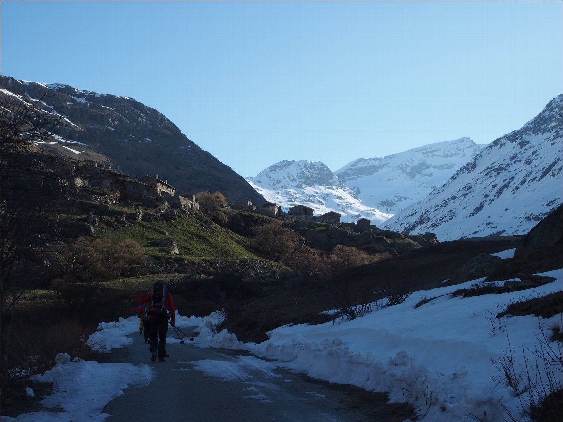 Marche jusqu'à l'Ecot, sur fond de Levanna