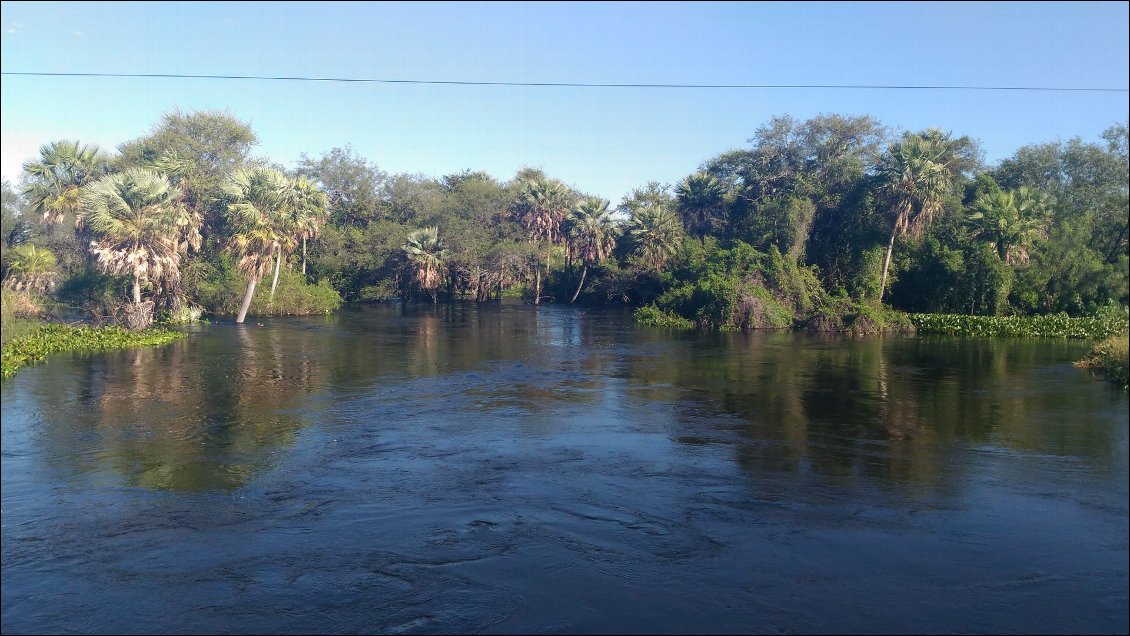 Rivière en crue dans le Chaco - Paraguay