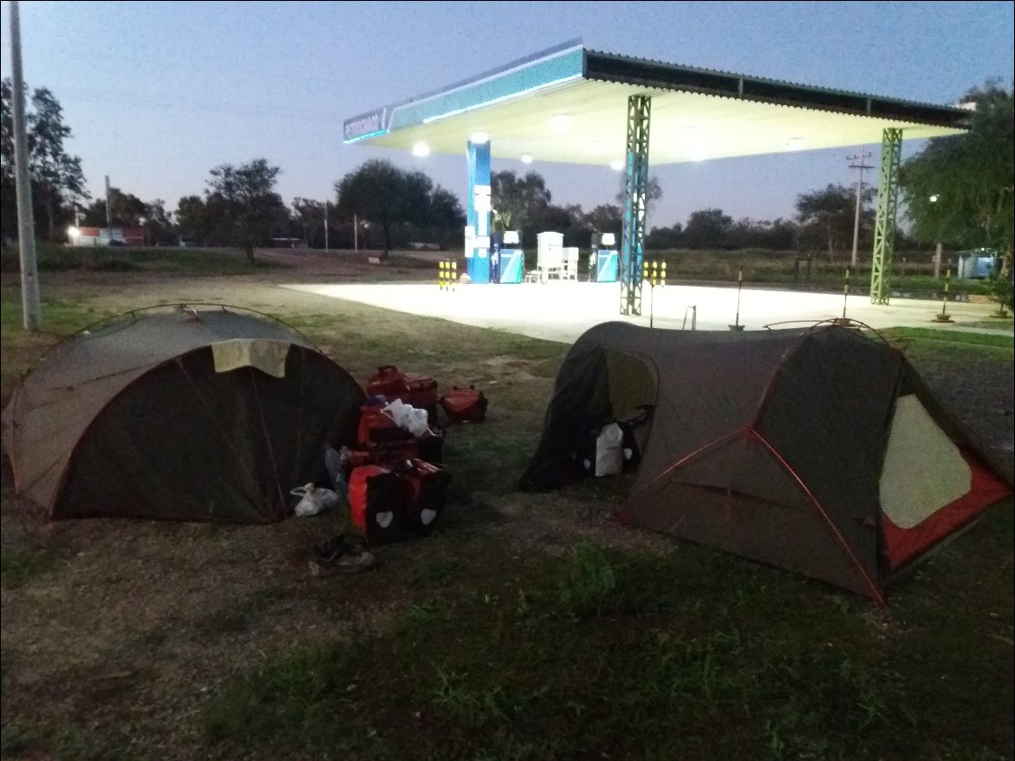 Dernière nuit au Paraguay dans la station de services avant la frontière Infante Rivarola
