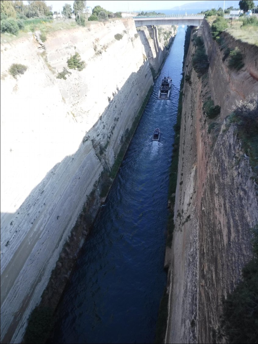 On s’arrête découvrir le canal de Corinthe, étroit et profond, taillé dans la roche.