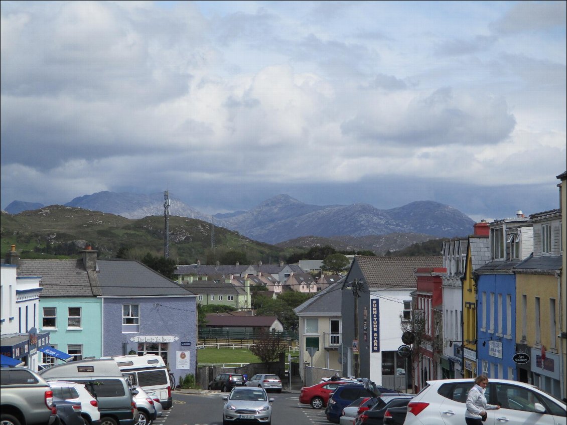 Arrêt café à  CLifden avec toujours les twelves Bens en toile de fond.