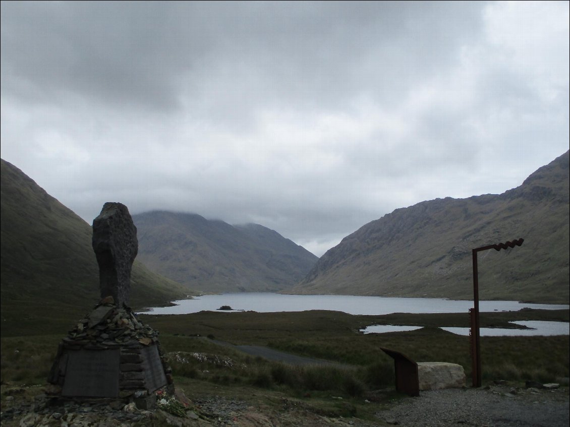 En haut du col, la croix commémore un épisode de l'époque de la grande famine en Irlande. Beaucoup de personnes sont mortes sur cette route.