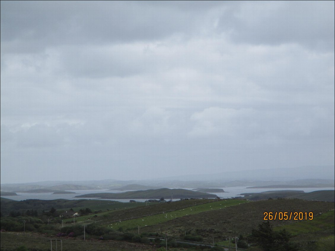 Derrière moi, le fond de la Clew Bay et toutes ses îles.