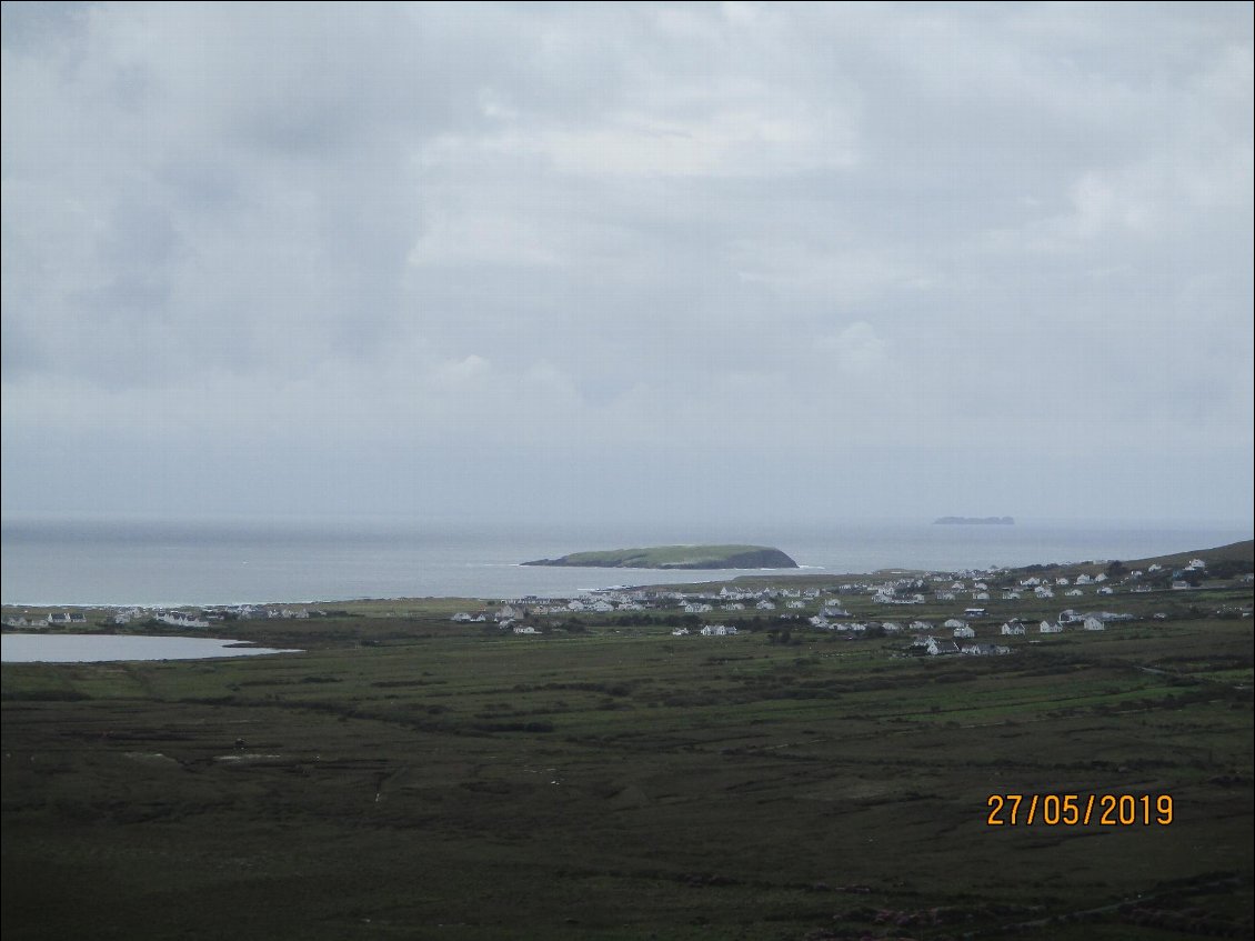 Le village de Keel. Le peintre Paul Henry a vécu une petite dizaine d'années ici et a peint beaucoup de scènes quotidiennes de la vie sur l'île.