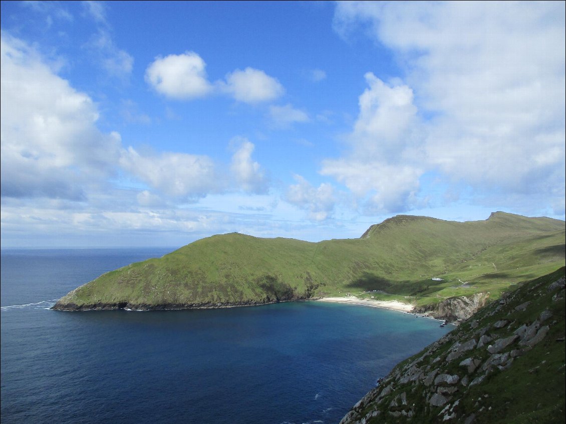 J'approche de la plage de Keem Bay. C'est bien raide et j'ai bien fait d'avoir laissé mes sacoches à Keel.