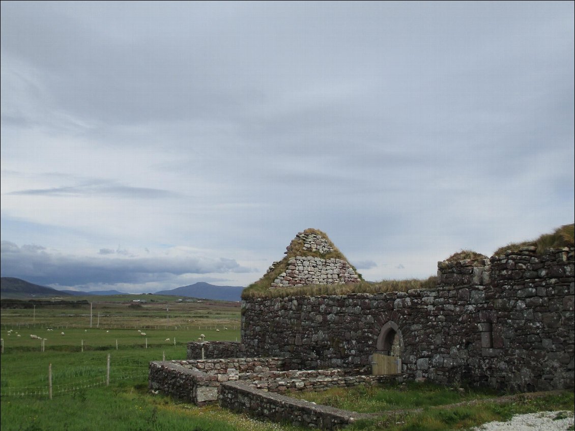 Les ruines de Doona church au bord de mer.