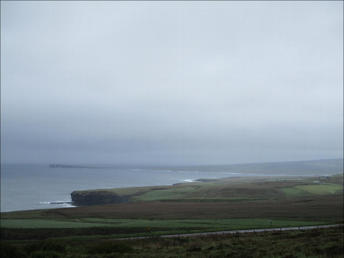 Vue depuis les Ceilde fields. Je crois que c'est la pointe Downpatrick Head au loin.
