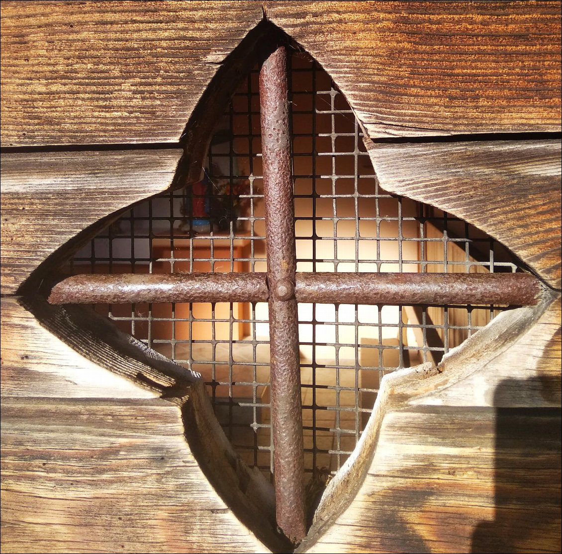 Notre dame des neiges.
Aux portes de son cœur, derrière la porte, le bonheur si on s'en donne la peine et l'autonomie d'oser franchir le cap, de nos fausses prison.