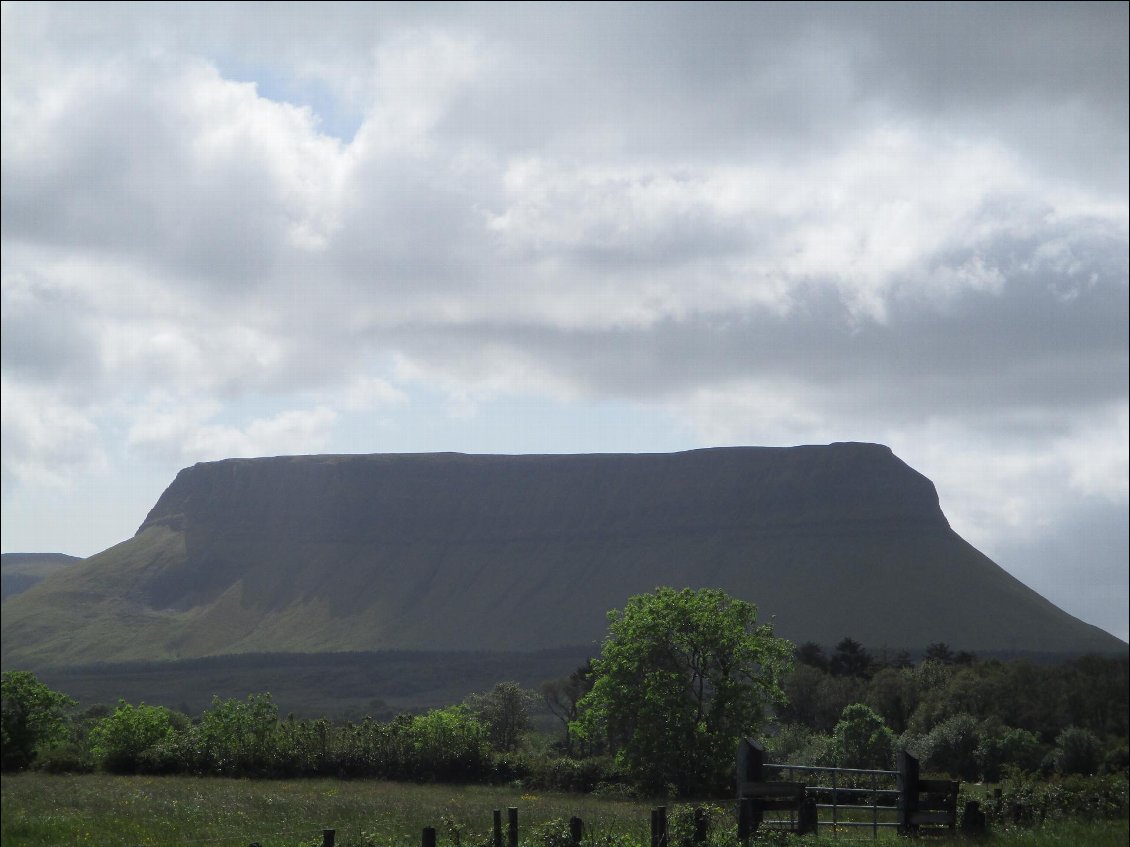 Toujours Benbulben. On raconte qu'ici, Diramuid, grand guerrier fianna fut poussé par le géant Finn McCool à combattre un sanglier enchanté. Mais Diramuid fut tué d'un coup de défense dans le coeur. Le lieu est maintenant connu comme le repos du grand guerrier.