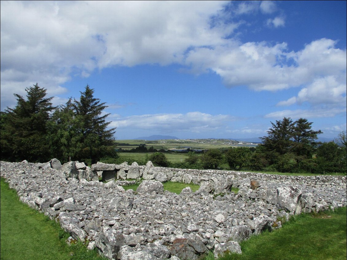 Le site de Creevykeel, tombe néolithique de 4000 à 5000 avant notre ère. Le Cairn fait plus de 50 mètres de long et contient plusieurs chambres.