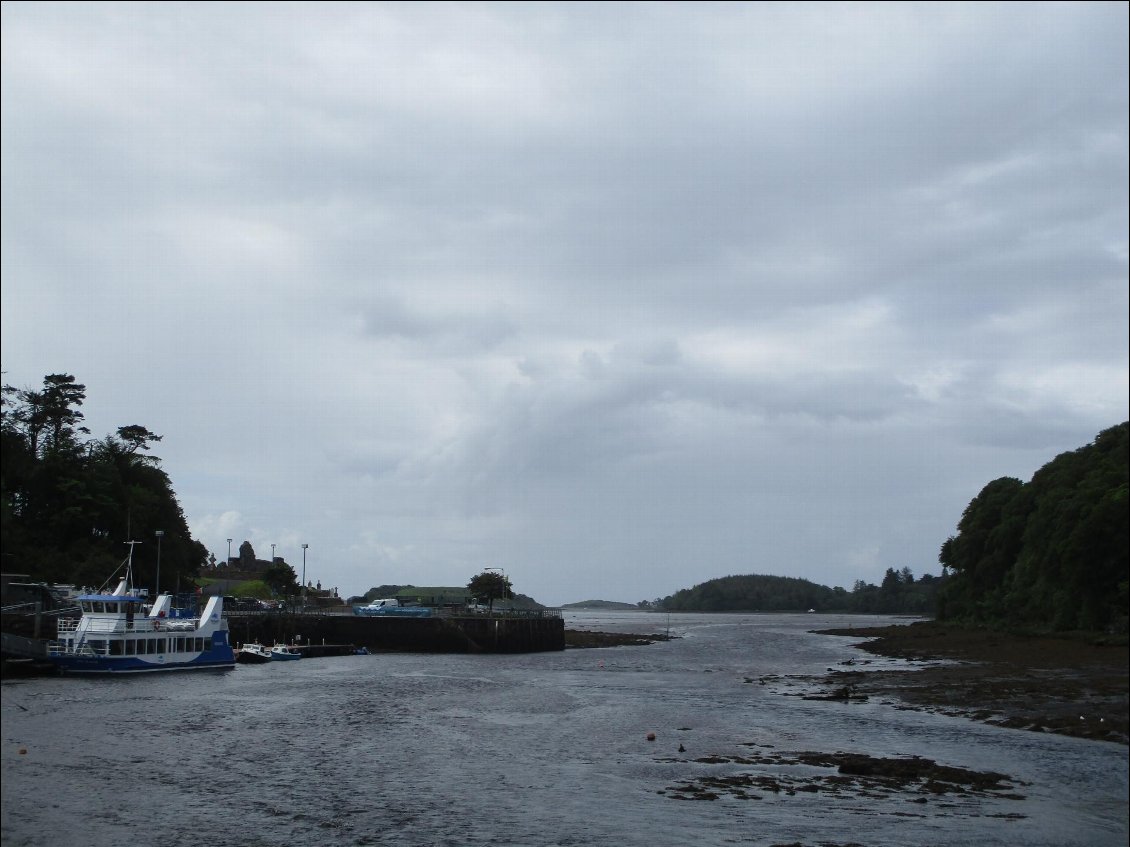 Le quai de la ville de Donegal sur la rivière Eske.