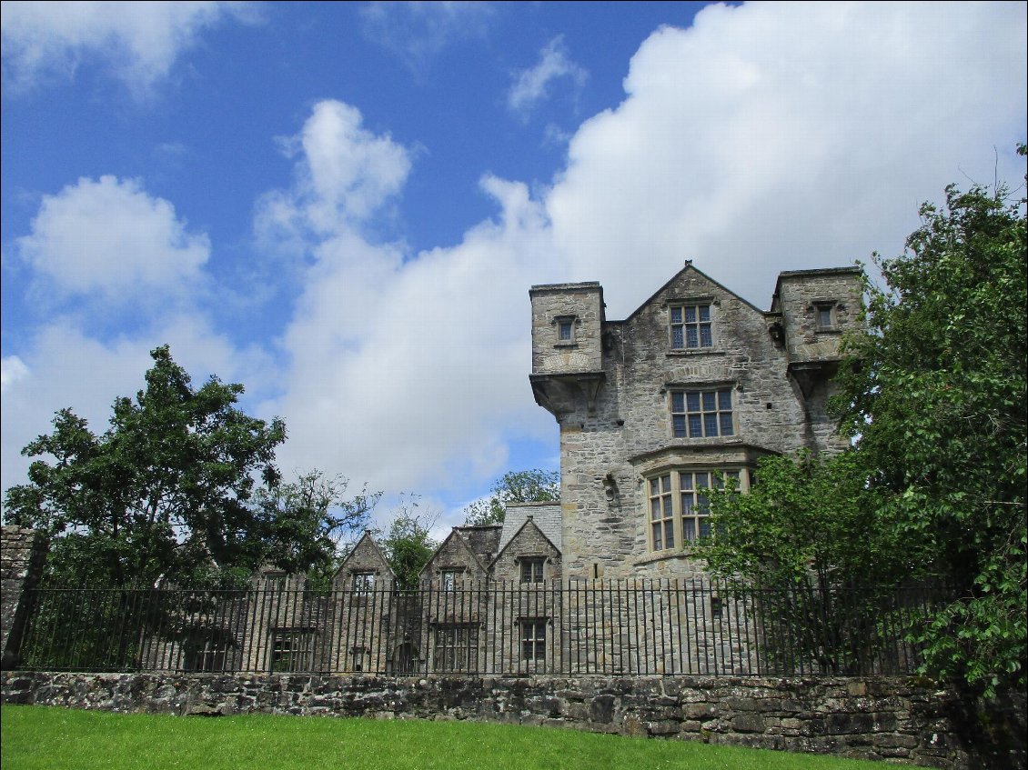 Le château de Donegall appartenant au clan O'Donnell au XV ème siecle. Je vous parle pas du whisky là, encore qu'il doit y avoir un rapport...