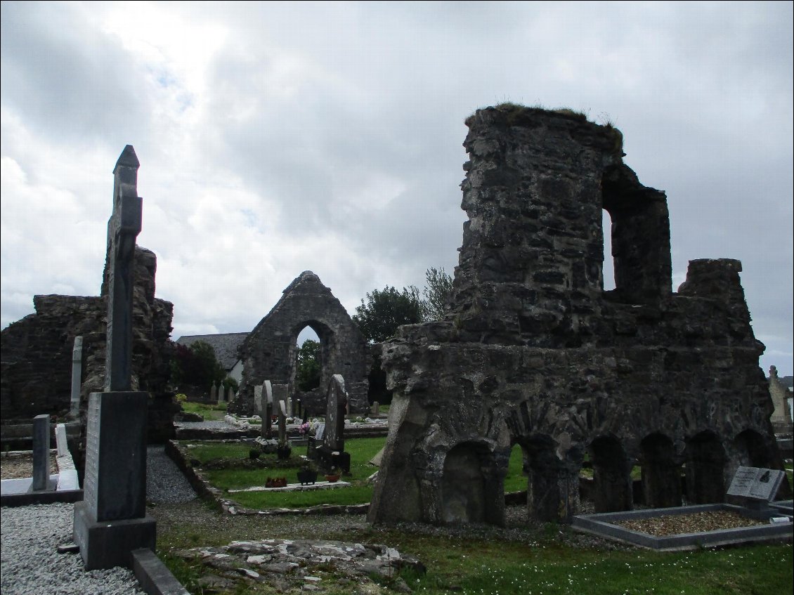 Les ruines de l'abbaye franciscaine bâtie par le clan O'Donnell. C'est ici que les moines commencèrent l'écriture "des annales des quatre maîtres" . L'ouvrage est aujourd'hui considéré comme l'un des manuscrits les plus précieux de son époque.