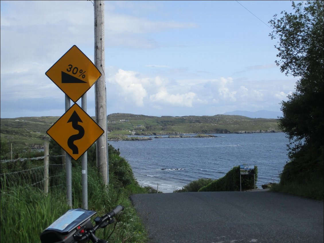 ... Mais, j'ai vu ce panneau avant d'entamer la descente. 30% ! C'est Un piège à rats ! Jamais je ne pourrai remonter. Snif snif, adieu jolie plage, je vais chercher un autre coin plus loin.