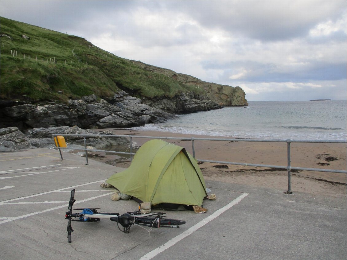 Effectivement, c'est moins glamour de camper sur du béton. Mais ya une plage quand même ! Remarquez les magnifiques empilages de galets pour maintenir la tente.