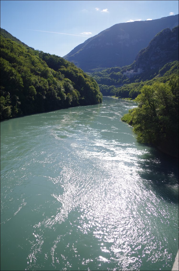 Km 5 Défilé de l'Ecluse depuis le pont Carnot avec un courant de 6kmh du au lacher de 400 m3s.