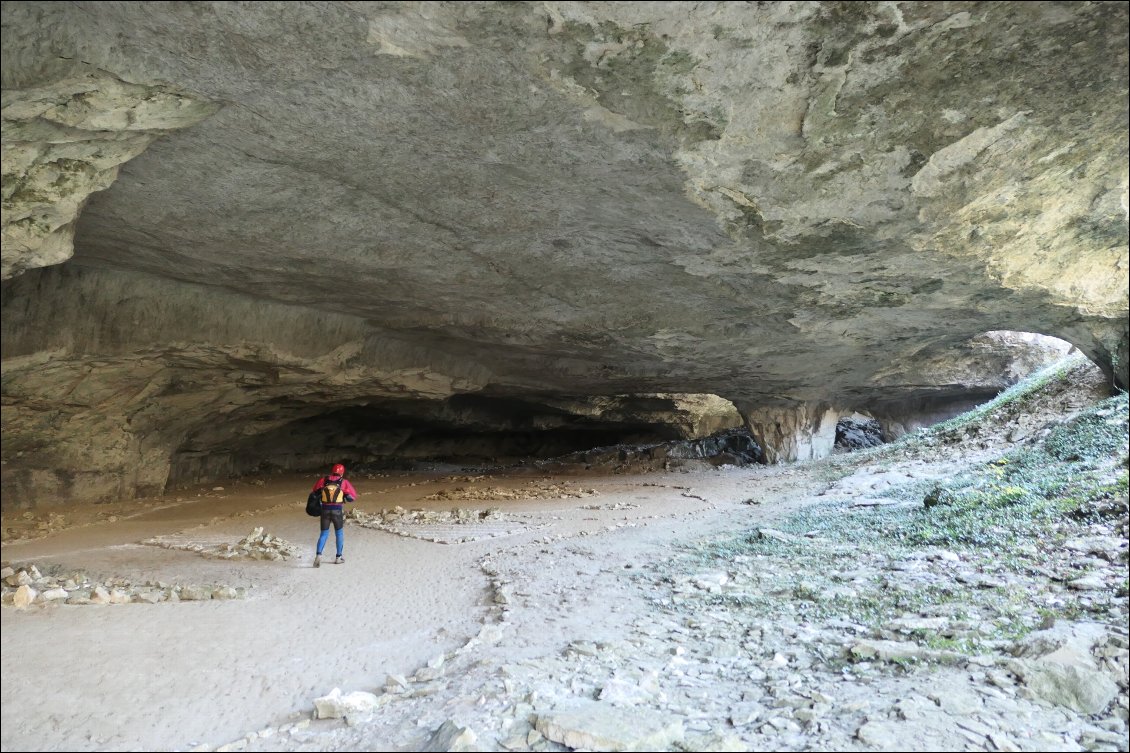 Km 27,5 Canyon du Rhône rive gauche,la plus grande des grottes-carrières