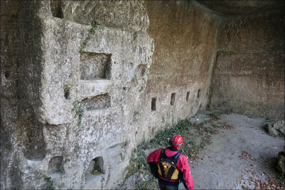 Km 28 Canyon du Rhône rive gauche, une chapelle troglotite ornée de croix celtiques et gravée