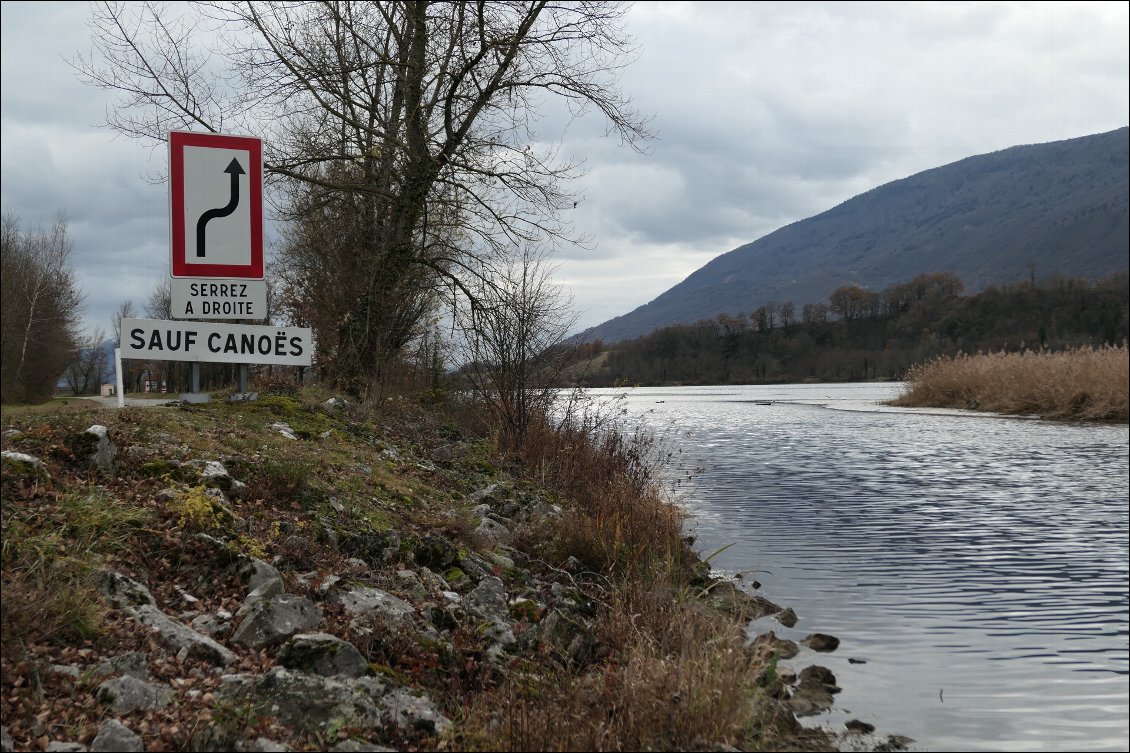 Km 42 Sinalétique en amont du barrage de Motz suivre - Sauf-Canoés - pour porter le barrage et retrouver le Rhône-naturel