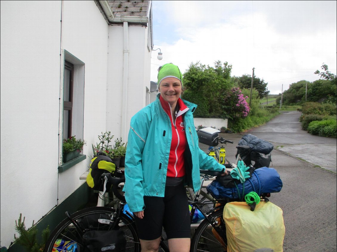 Karin the britih cyclist, avec ses gants "mapa" pour les jours de pluie.