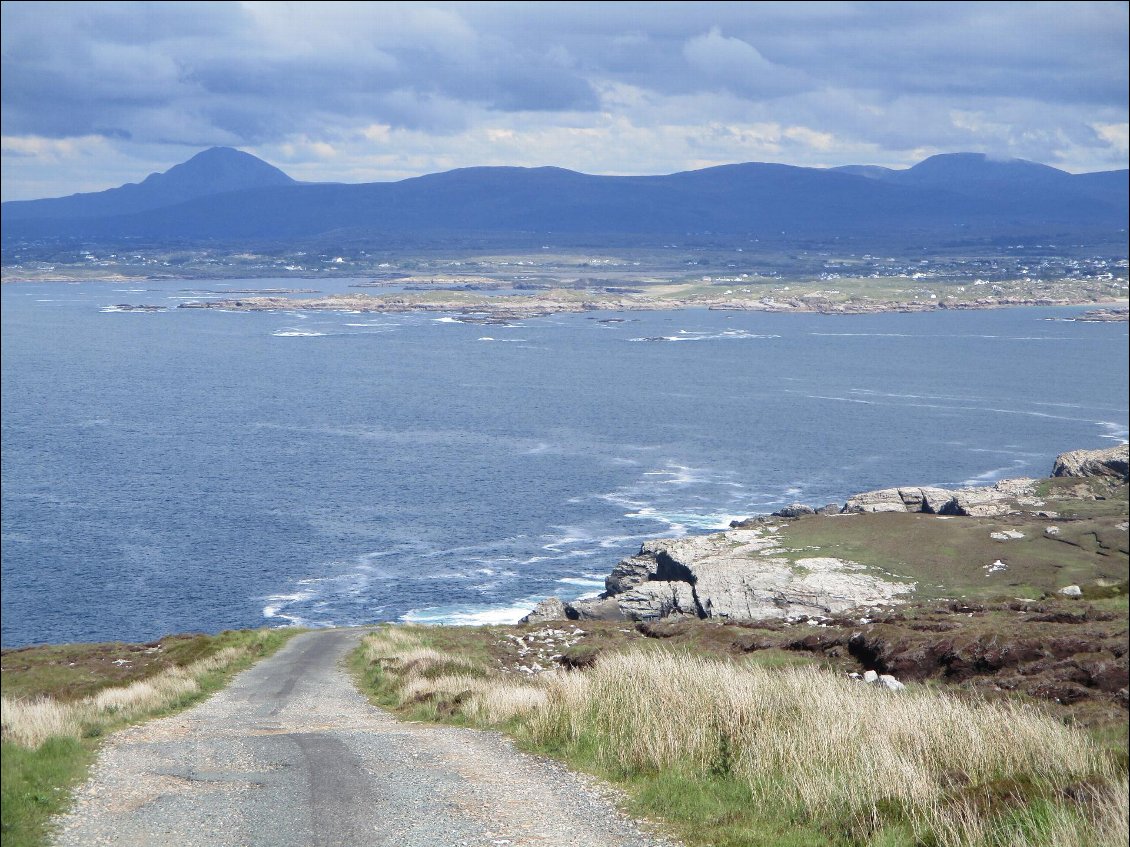 Puis redescente vers l'Est de l'île avec vue sur the Errigal mountain.