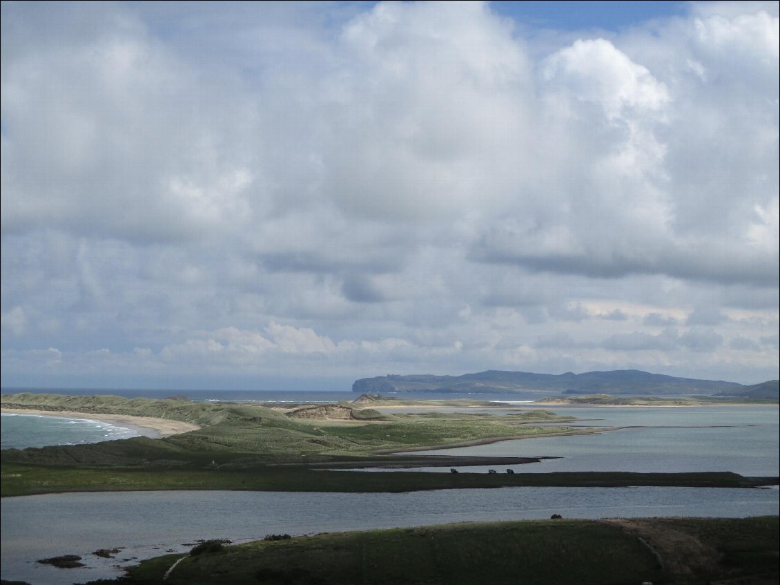 Cékoidonc ce qu'il y a au fond ? Aujourd'hui le cékoidonc est un peu dur dur. Je donne donc quelques indices. La photo est prise depuis la route qui passe au-dessus du petit port de Magheraroarty. Je regarde vers le Nord Est et je n'ai pas encore passé Falcarragh. Dernier indice : pour un marin, ce nom est mythique.
Seuls ceux qui regarderont une carte trouveront ...
Réponse : Horn Head : la pointe du Horn du Nord, pas le mythique cap Horn de ... Quimper sur les quais de l'Odet.