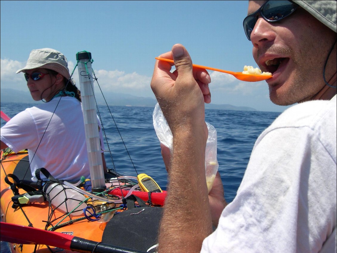 Direction la corse, petite pause bouffe pendant une traversée en pleine mer de 8h, miam les pâtes !