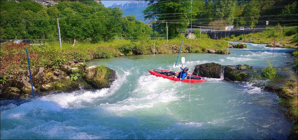 Km 75 Rivière de contournement du seuil-barrage de Yenne... un sentier de portage sur 80 mètres existe en rive gauche