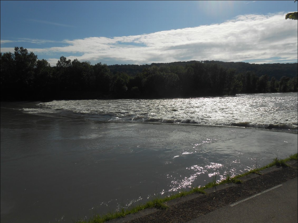 Km 135 Rapides de Sault-Brenaz en aval du pont, avec un gros débit 900 m3s, passe au milieu facile, ou portage éventuel rive droite.