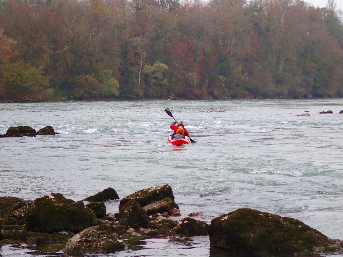 Km 162 Plusieurs petits rapides naturels sur barres de rocher de part et d'autre du confluent avec l'Ain.