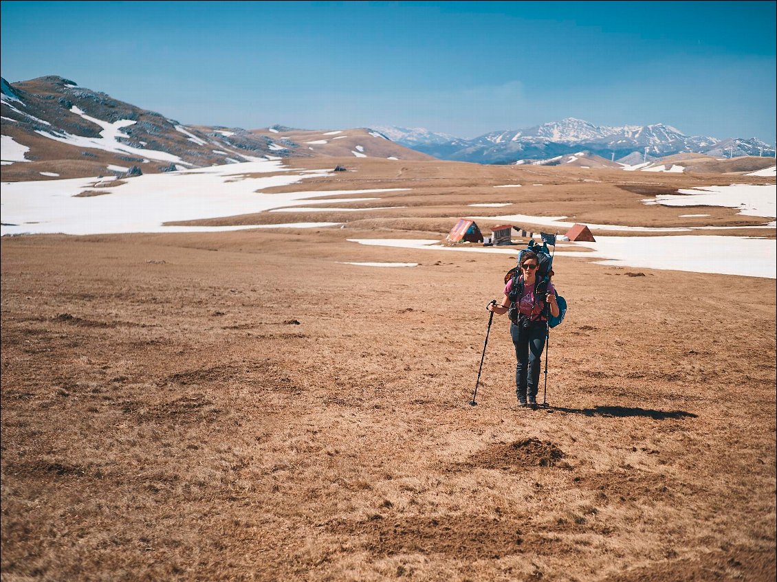 Superbes conditions pour cette traversée des hauts plateaux monténégrins.
Deux pas vers l'autre.
Photo : Marie Couderc et Nil Hoppenot