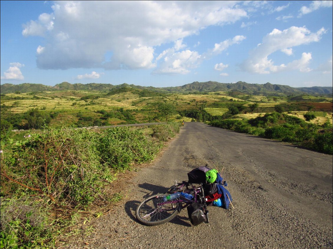 Grands espaces en Éthiopie. Émilie à vélo du Caire au Cap.
Photo : Émilie Poudroux