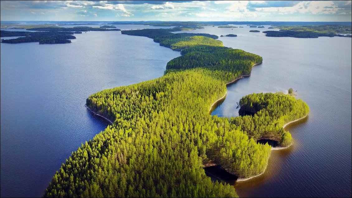 La nature est belle. Sans le drone, nous n’aurions pas pu apprécier des points de vue qui nous ont émerveillés.
Supervagabonds
Photo : Yann et Amélie Bobe