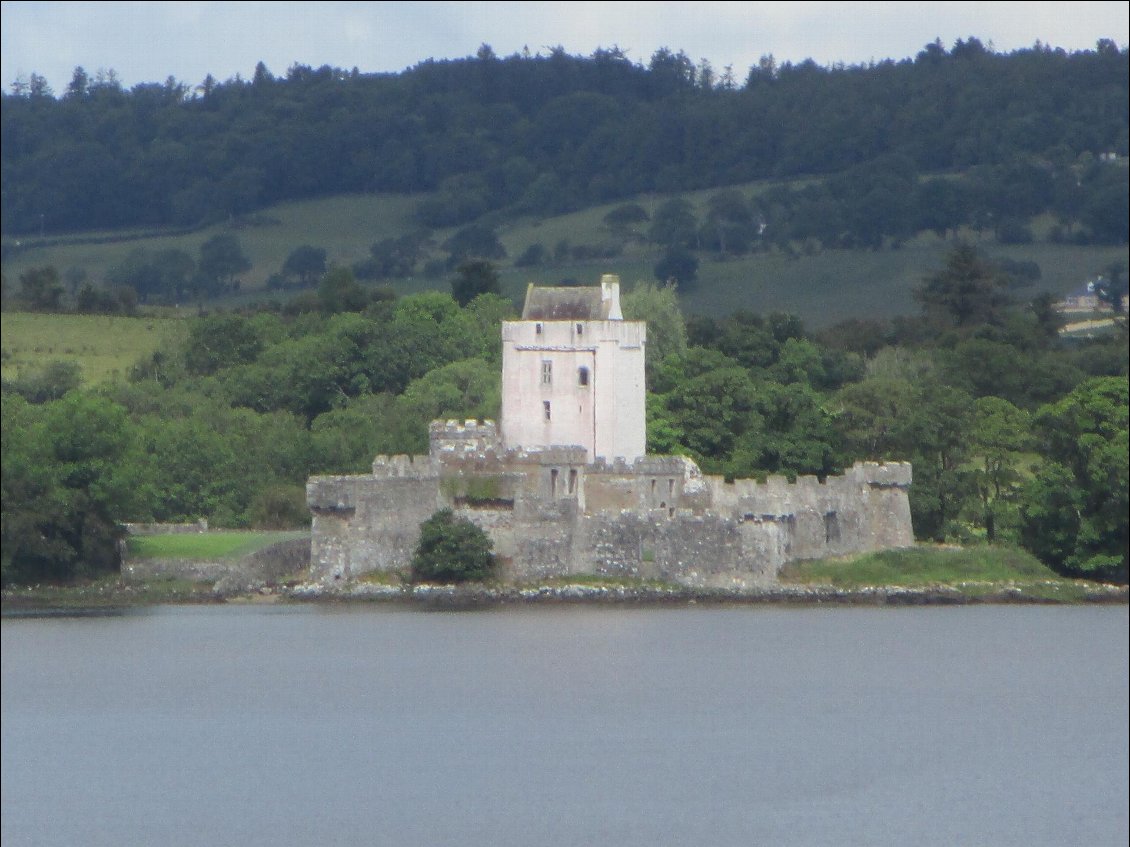 Le château de Doe du XVI ème siècle, lieu d'une Irish histoire de Roméo et Juliette. Juliette se serait jetée par une fenêtre de la tour en apprenant que son père avait occis Roméo son amant, accessoirement fils de l'ennemi de la famille. Enfin, un classique, quoi.