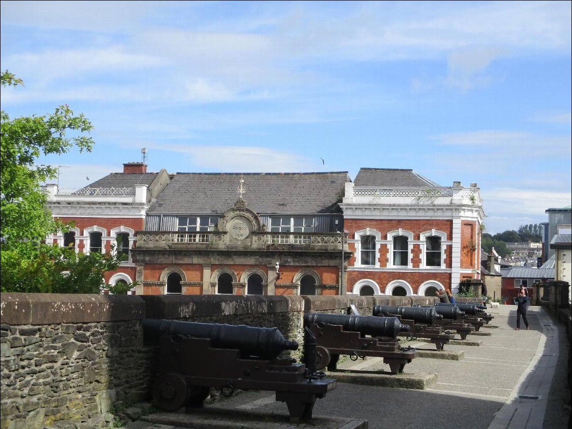 La ville a conservé ses remparts (Derrys walls) et ses canons.