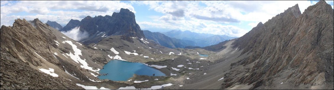 Depuis un bout de rocher au milieu de la caillasse, le lac en coeur et le brec en face