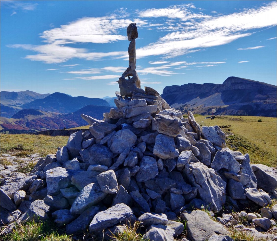 Cairn avec la Montagnette en arrière plan (photo prise en automne)