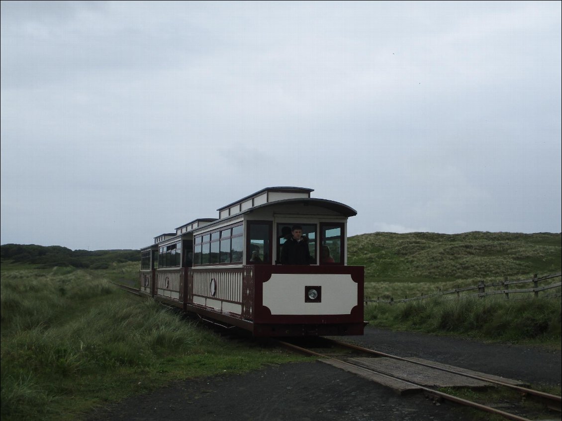 Le petit train dans les dunes qui mène jusqu'à la station de la chaussée.