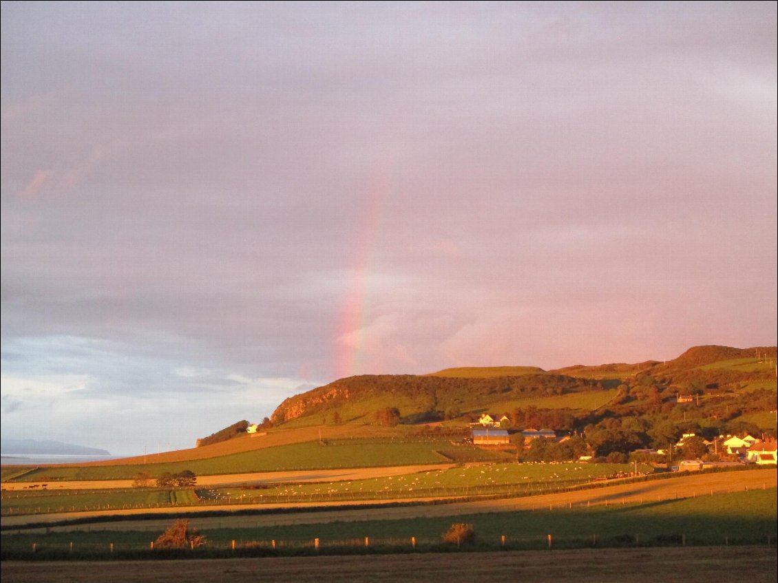 Le soir la pluie s'est arrêtée et a laissé place à une lumière dorée pour le coucher de soleil sur Ballintoy.