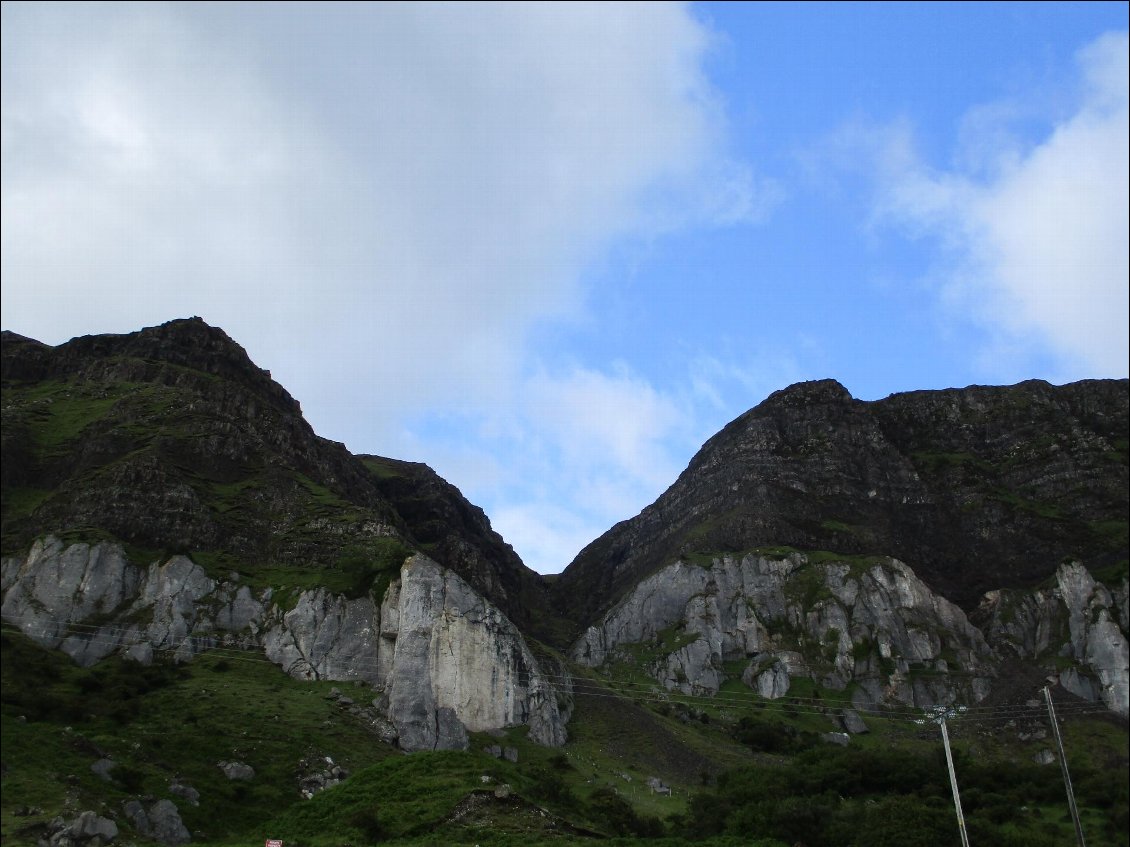 Depuis Cushendall, la route est plate en contrebas des falaises.